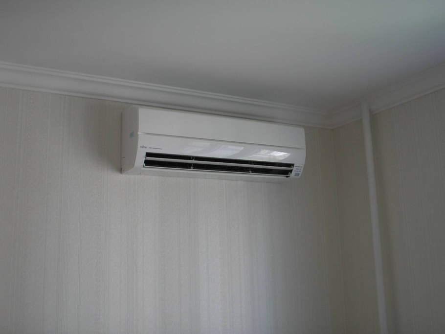 Установленный кондиционер в квартире