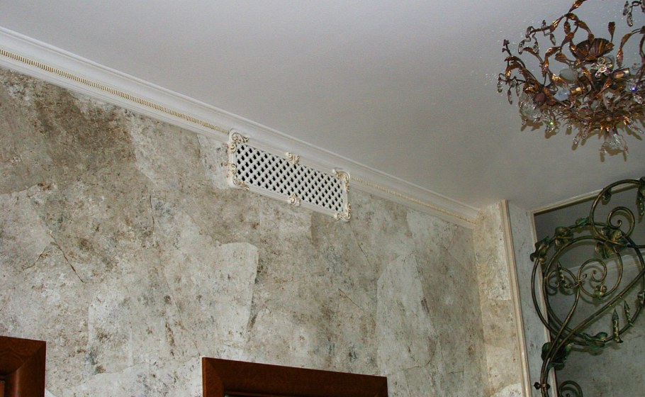 Карниз с решеткой для вентиляции