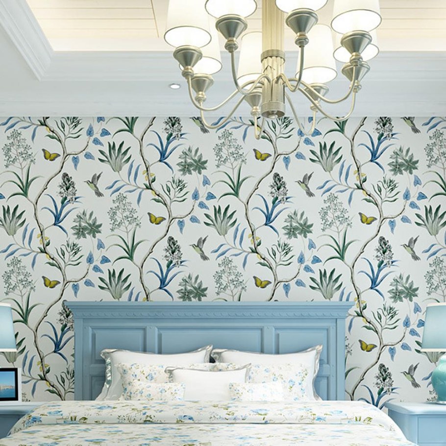 Обои с птичками в интерьере гостиной