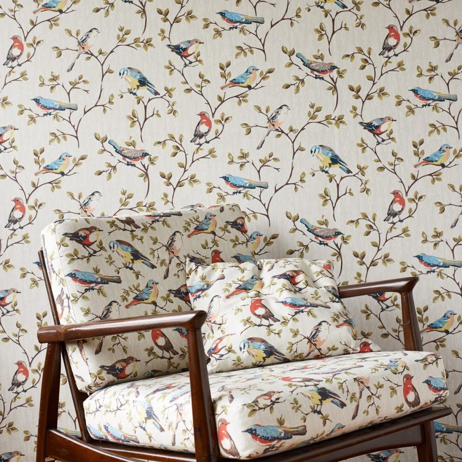 Обои с птичками в спальне