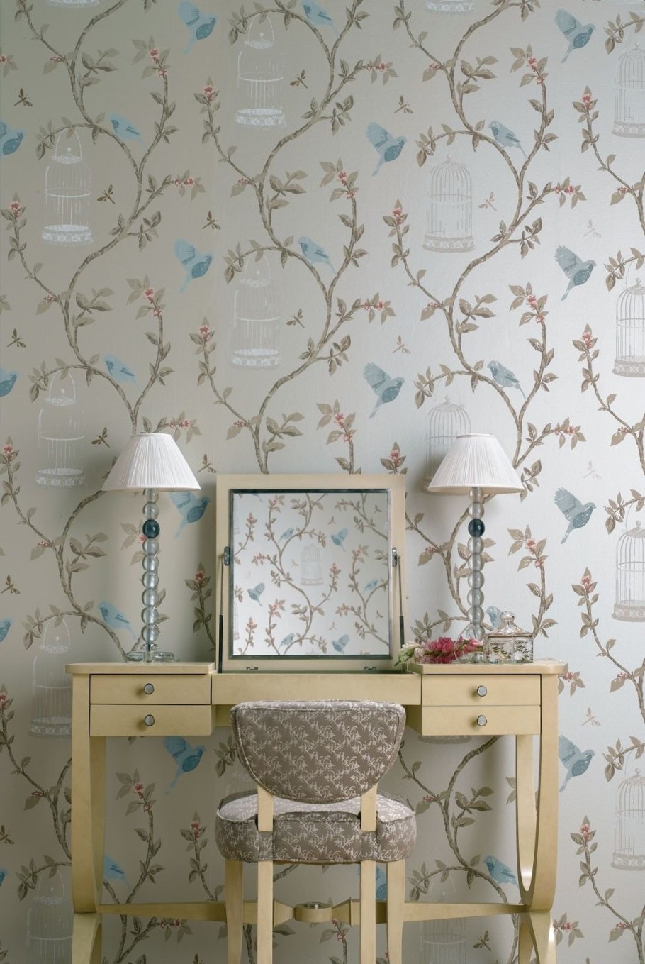 Обои с птичками в интерьере спальни