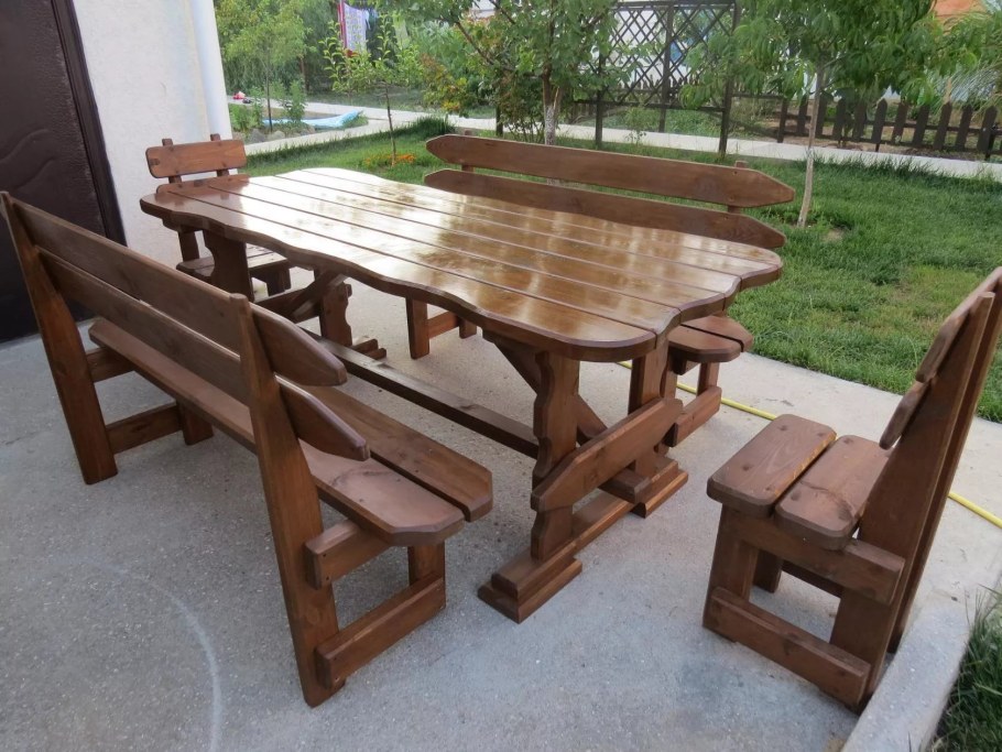 Стол с лавками из дерева