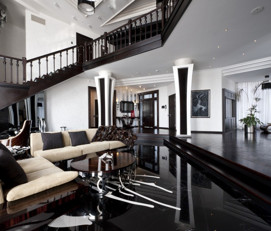 Гостиная в особняке с лестницей