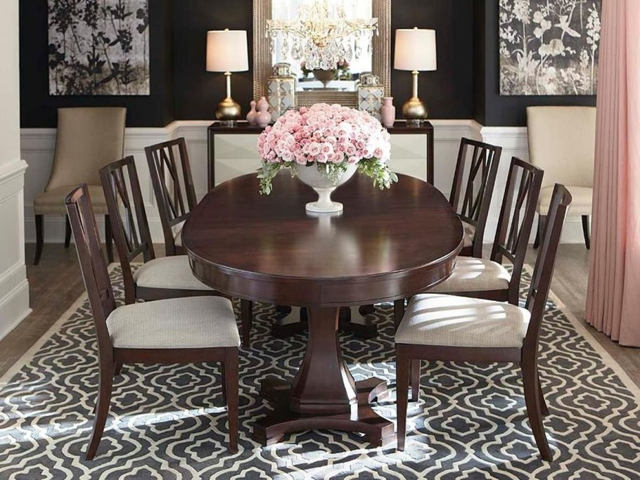 Круглый стол в интерьере