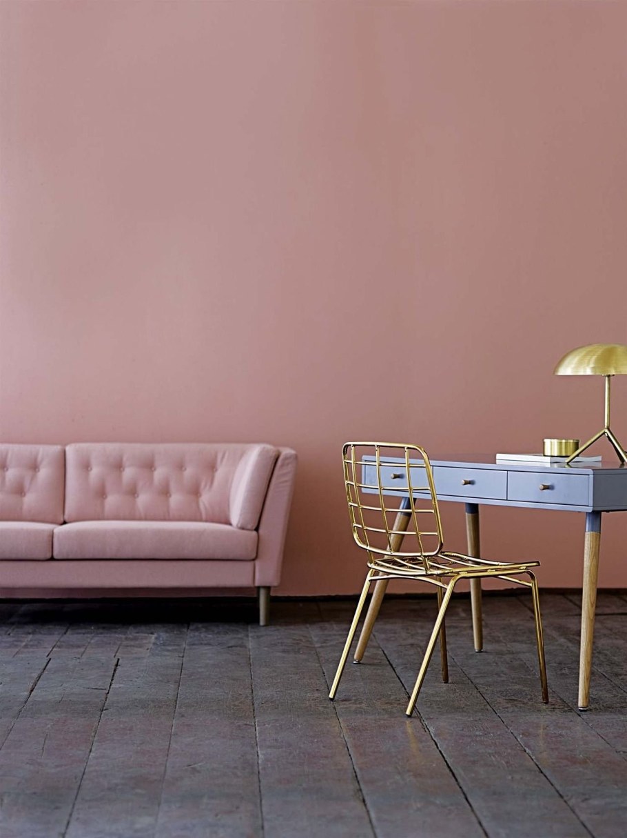 Пыльно розовый цвет стен