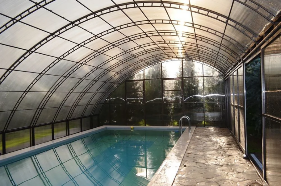Навес над бассейном из поликарбоната