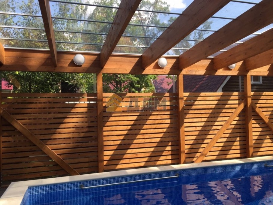 Деревянный навес над бассейном