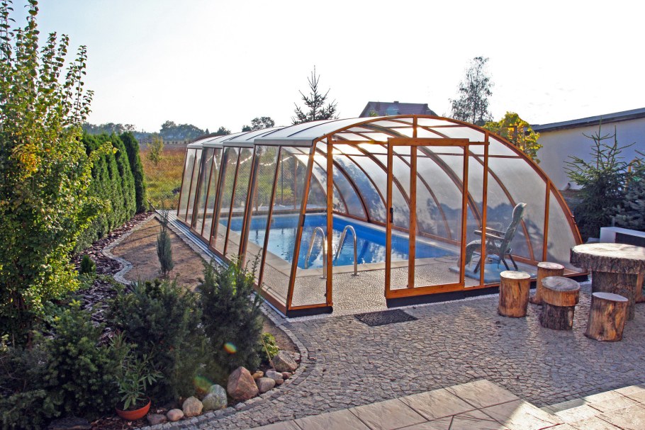 Бассейн с поликарбонатной крышей