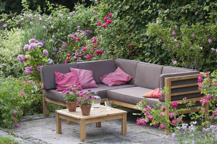 Уютная скамейка в саду