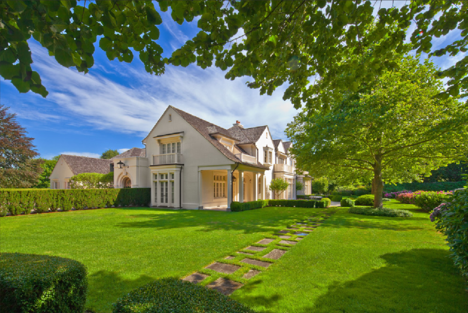 Коттедж с лужайкой