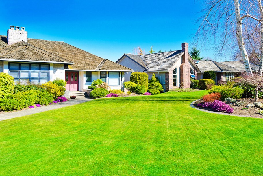 Домик с газоном