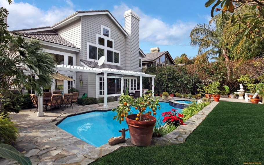 Красивый дом с бассейном и садом