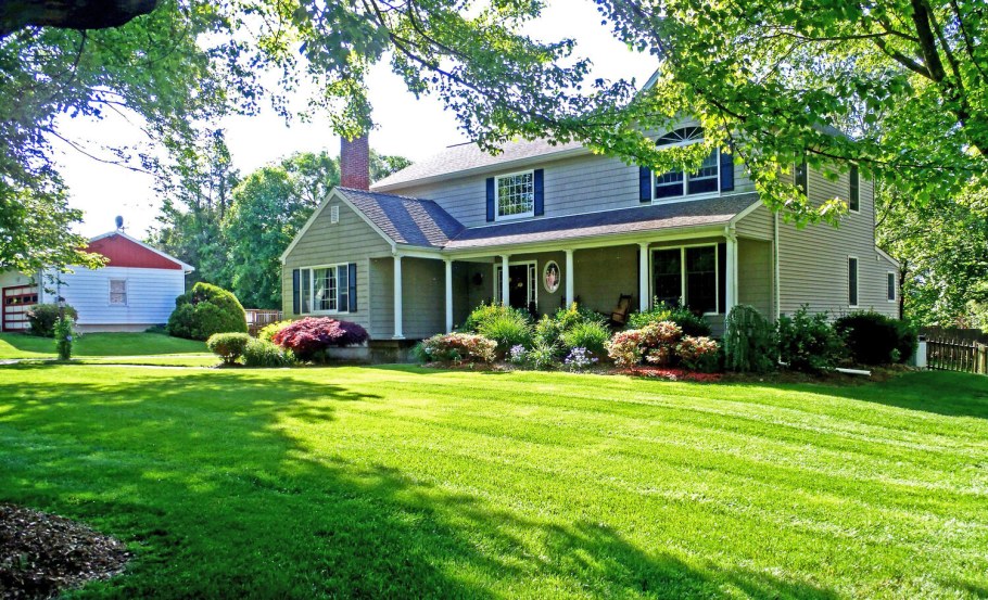 Загородный дом лужайка