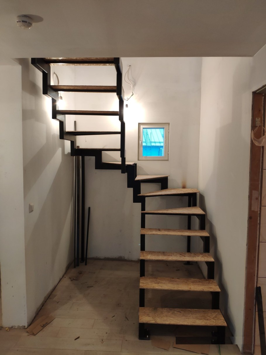 Лестница с забежными ступенями с поворотом на 180