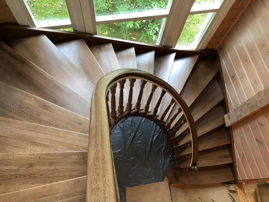 Лестница с забежными ступенями на 180 на второй этаж