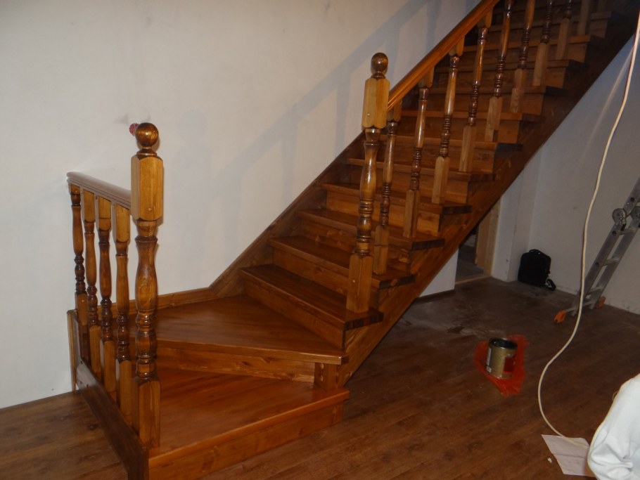 Лестницы на 2 этаж с поворотом на 90 с забежными ступенями