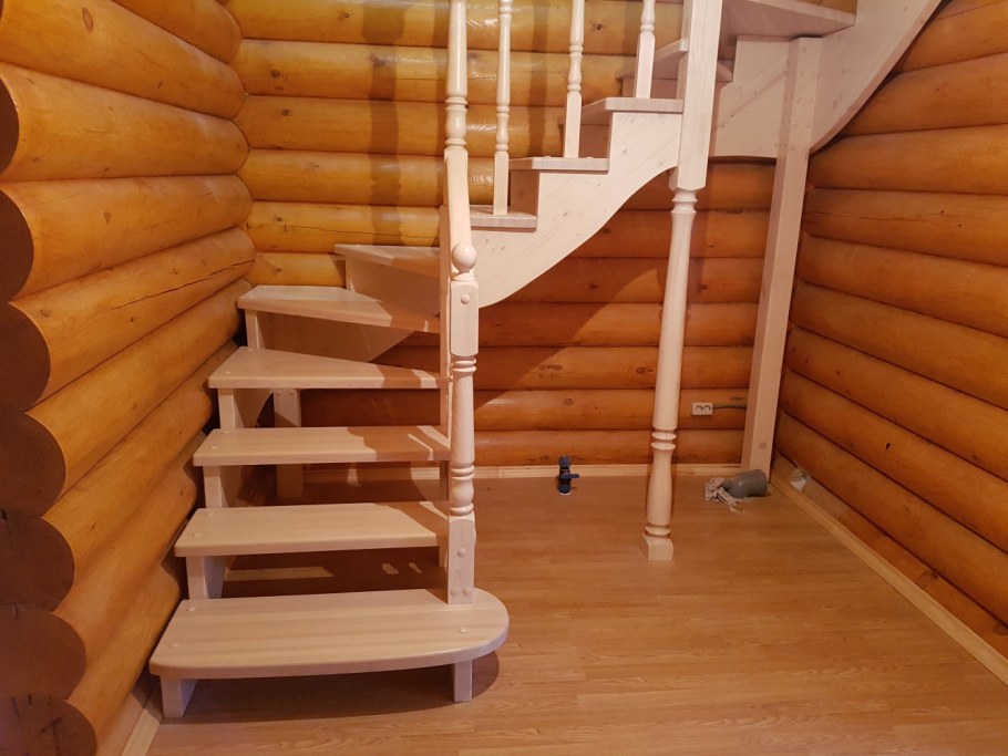 Лестница с забежными ступенями на 90 на второй этаж