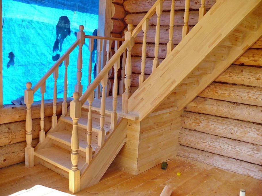 Деревянная лестница с поворотом