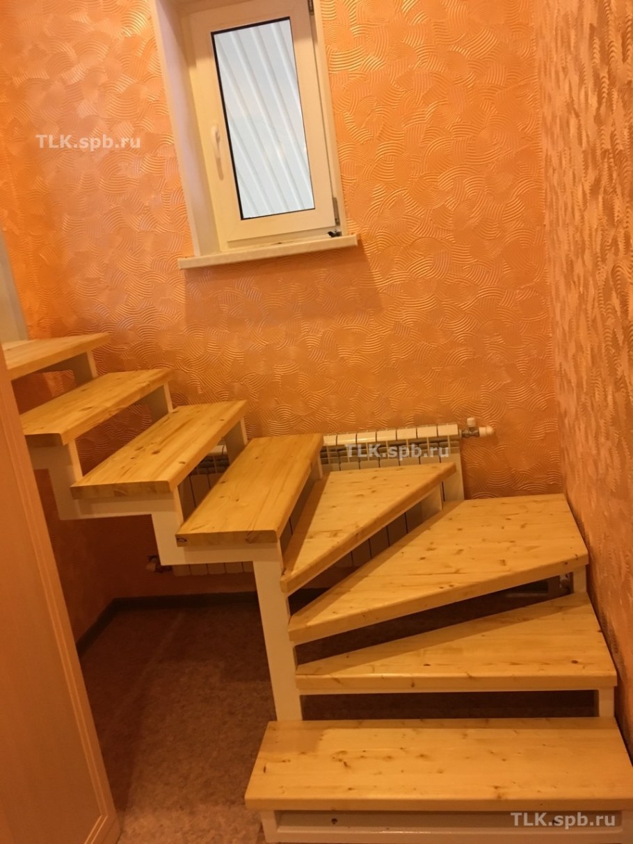 Лестница деревянная на второй этаж с забежными ступенями