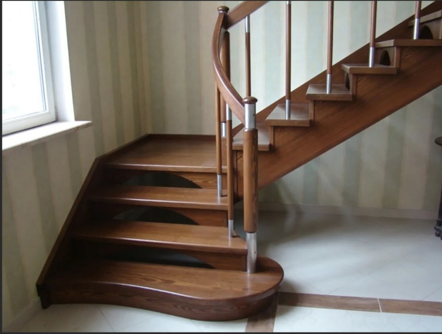 Лестница деревянная на второй этаж с забежными ступенями