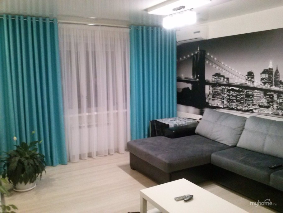 Зал с бирюзовыми шторами