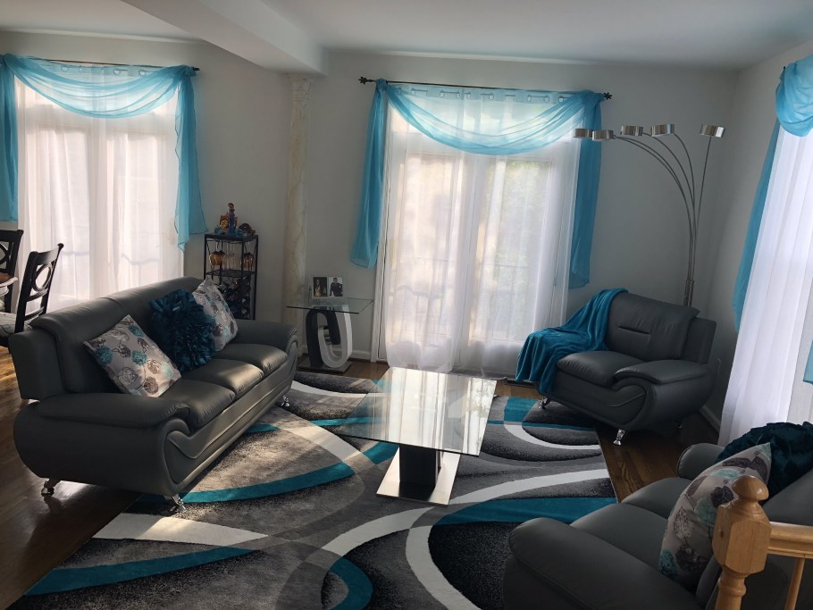 Гостиная с бирюзовыми занавесками