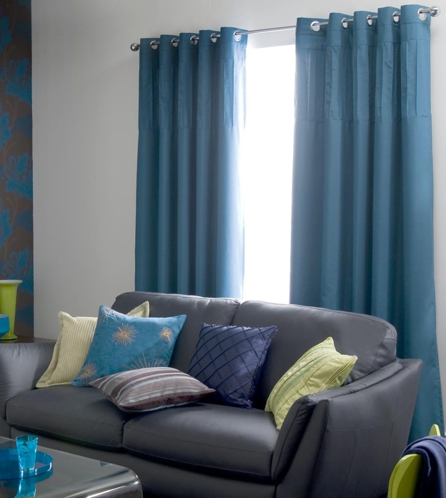 Гостиная с бирюзовыми шторами