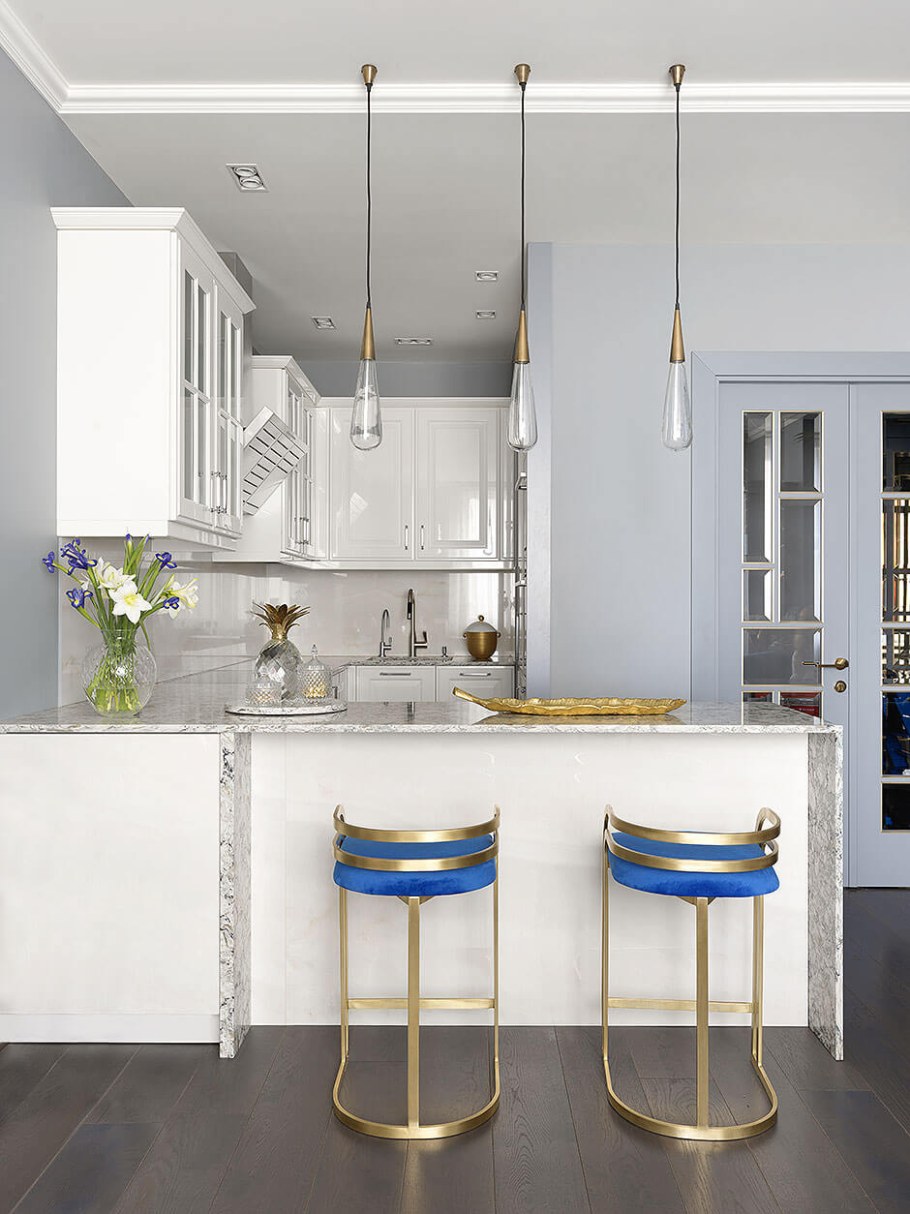 Подвесные светильники над барной стойкой