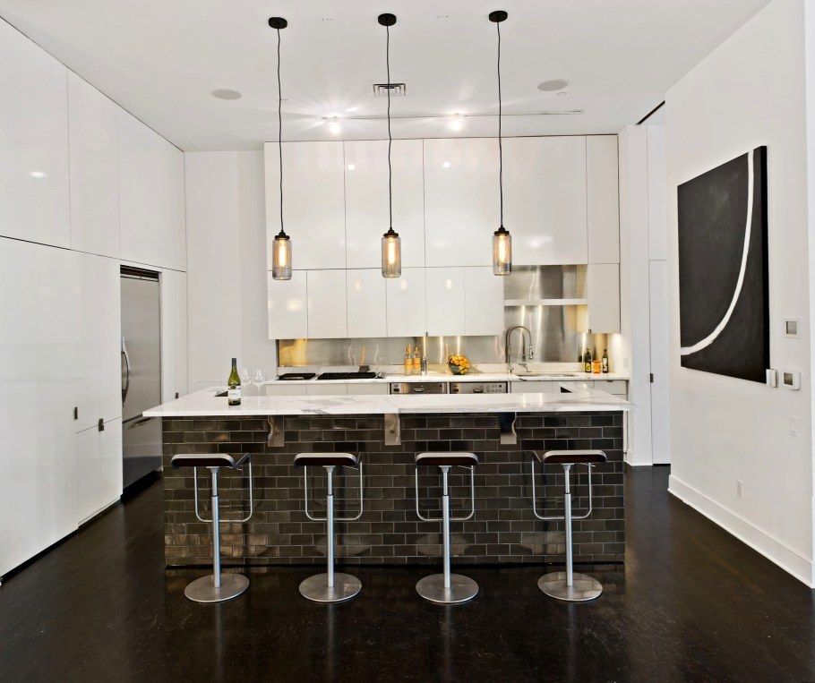 Подвесные светильники над барной стойкой