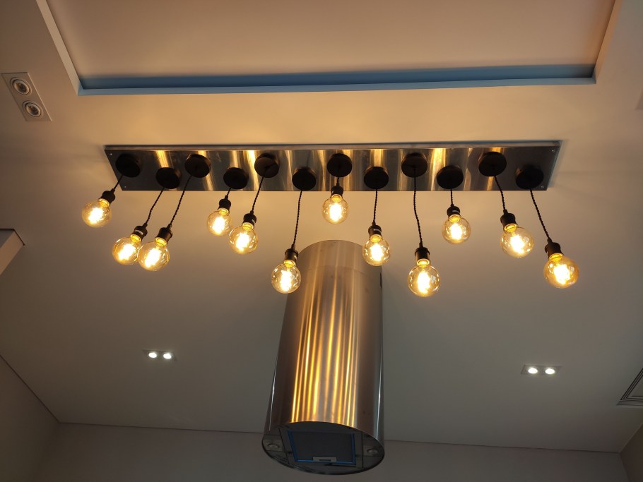 Подвесные светильники над барной стойкой