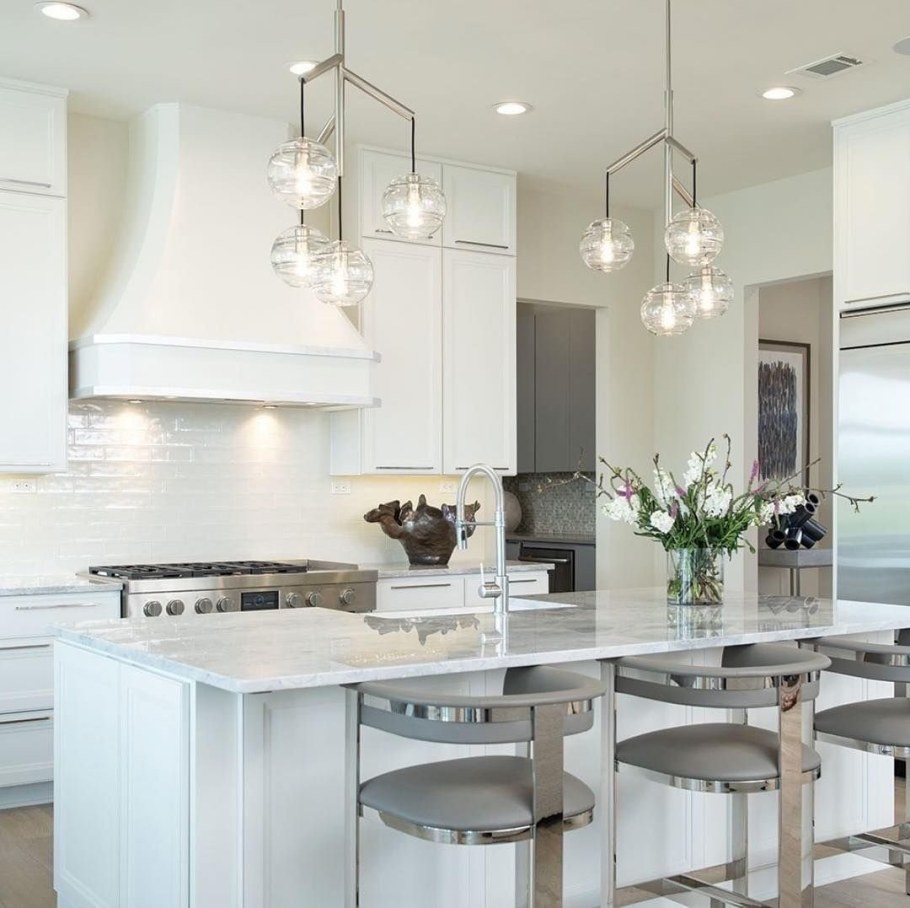 Люстра над островом в кухне