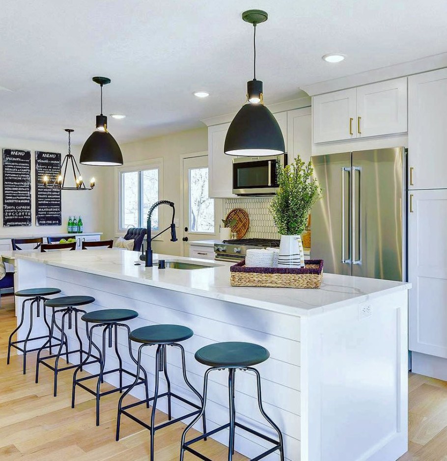 Люстра над барной стойкой на кухне