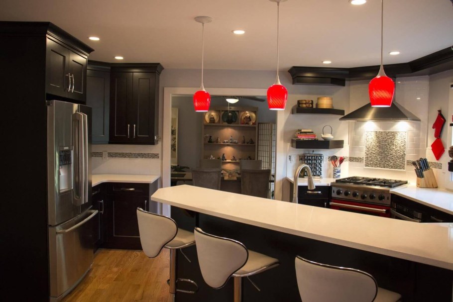 Светильник над барной стойкой на кухне