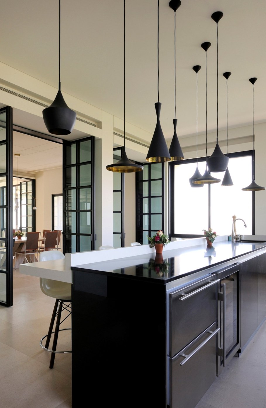 Подвесные светильники над барной стойкой