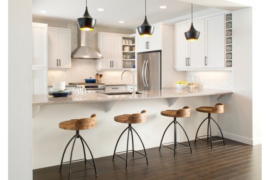 Подвесные светильники над барной стойкой