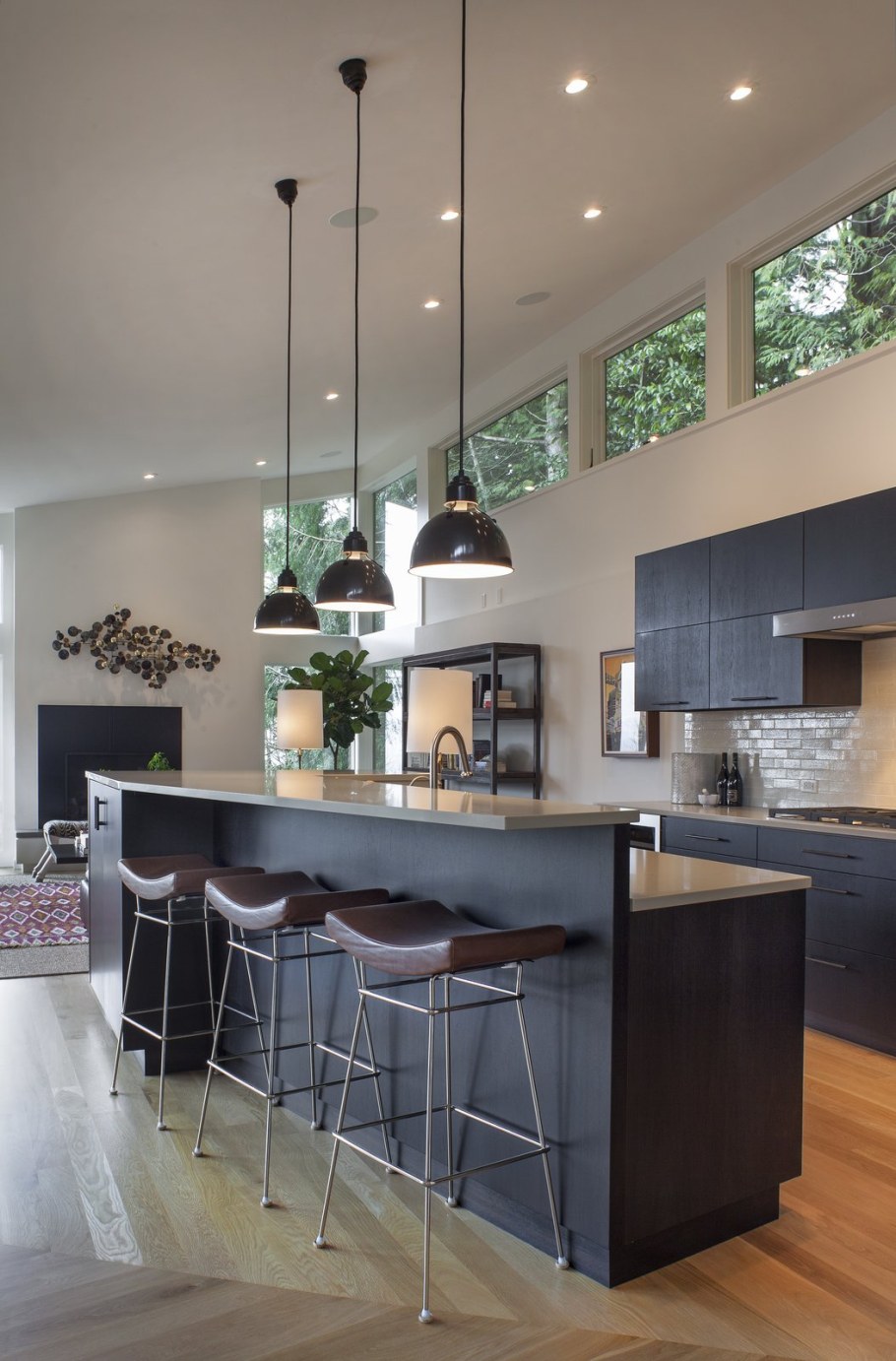 Светильники над барной стойкой