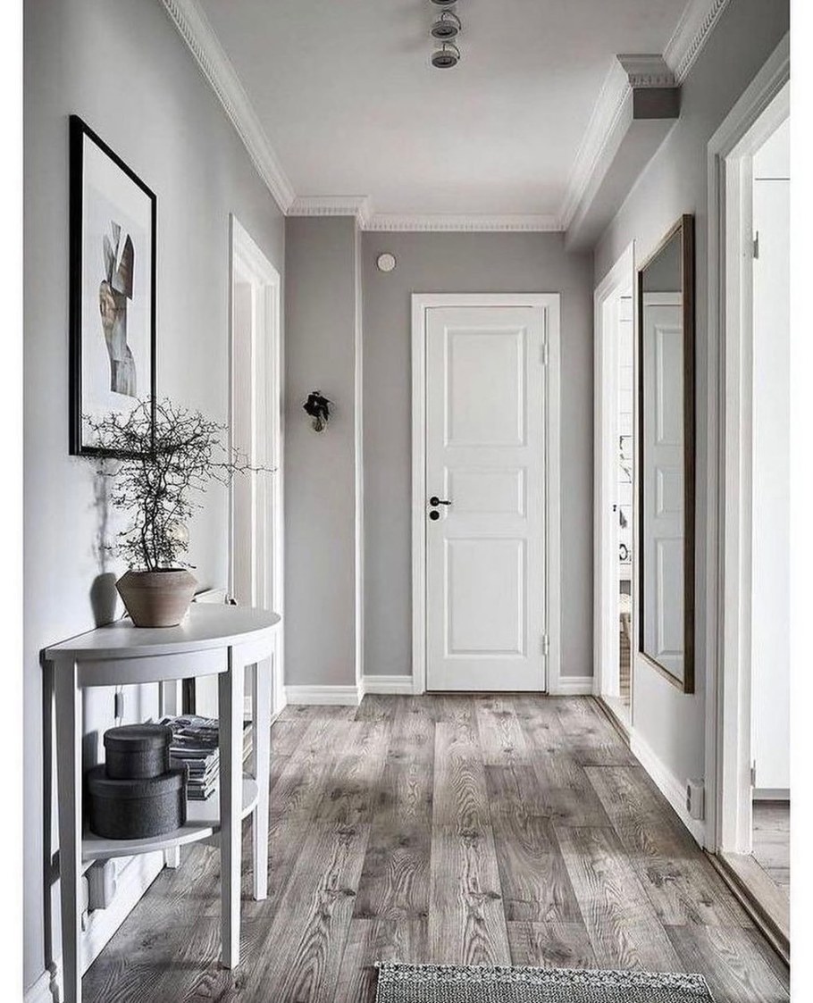 Иртерьер с белыми дверьми