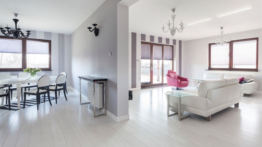 Светлая стена и пол