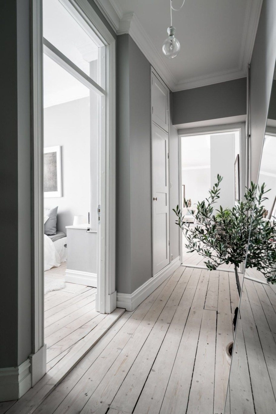 Интерьер с серыми стенами и деревянным полом