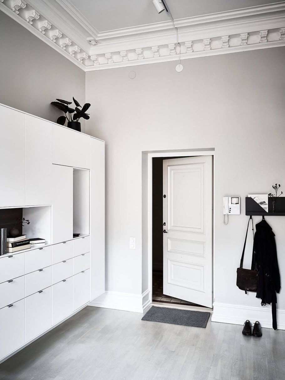 Белые стены в прихожей