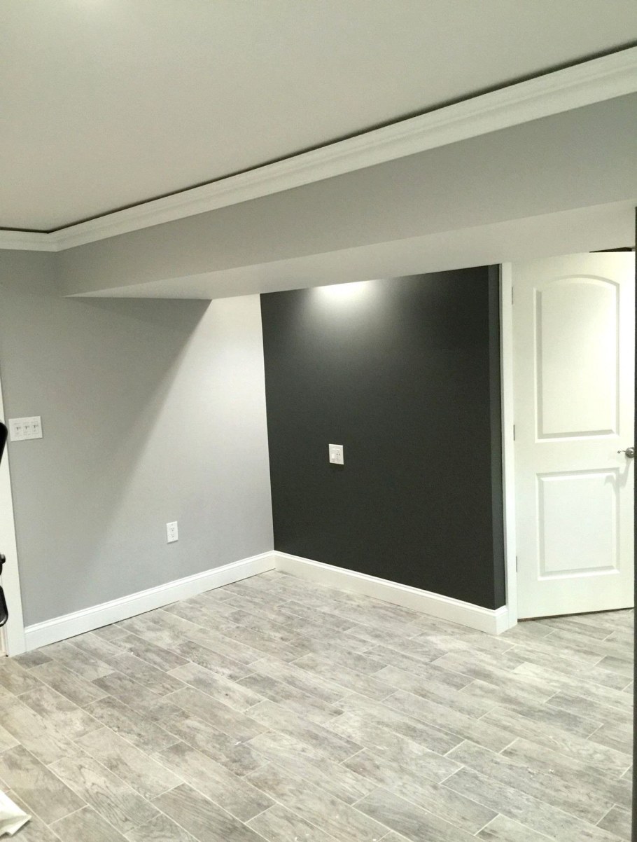 Белые стены черный плинтус