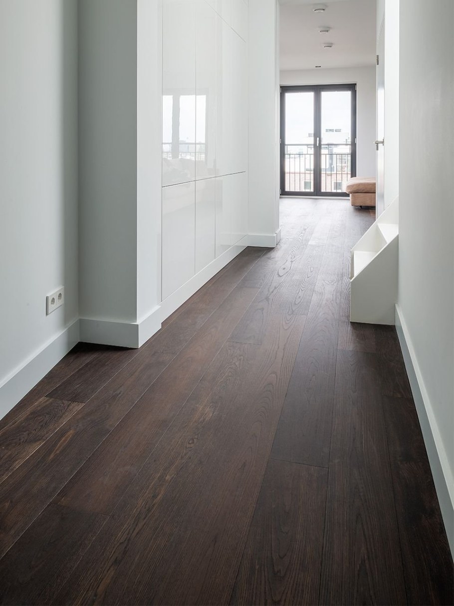 Светлый плинтус в интерьере