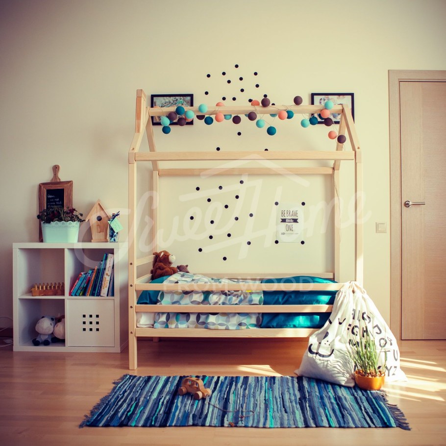 Кровать Монтессори между светильников