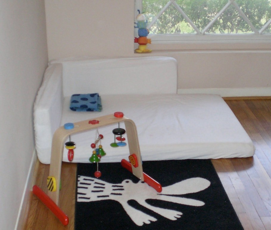 Низкая кровать для ребенка Монтессори