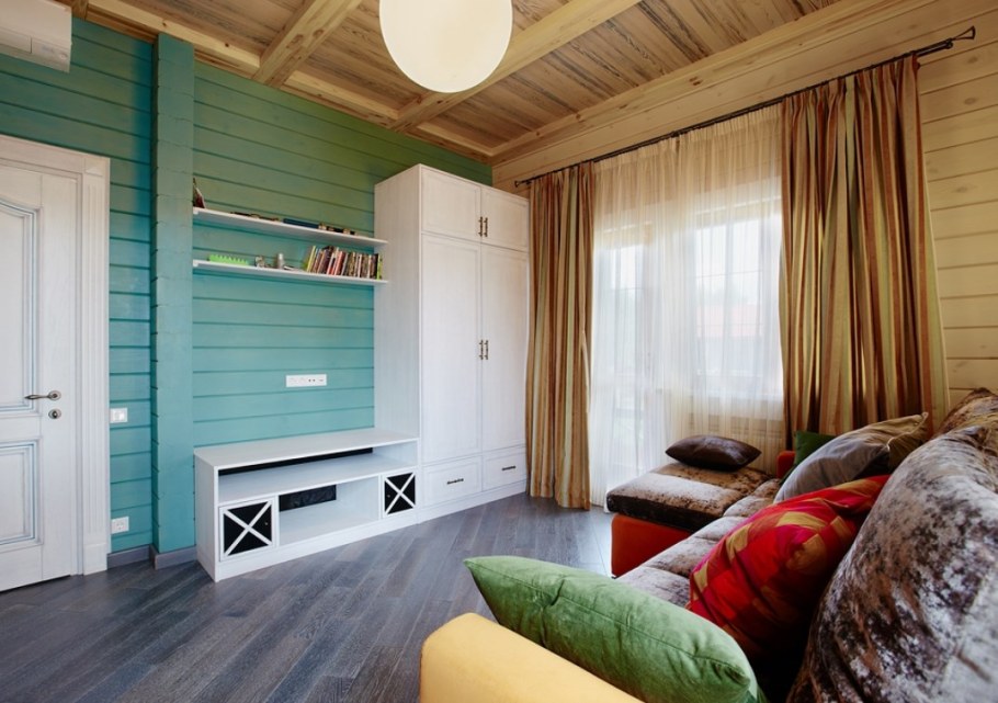 Бирюзовый деревянный дом