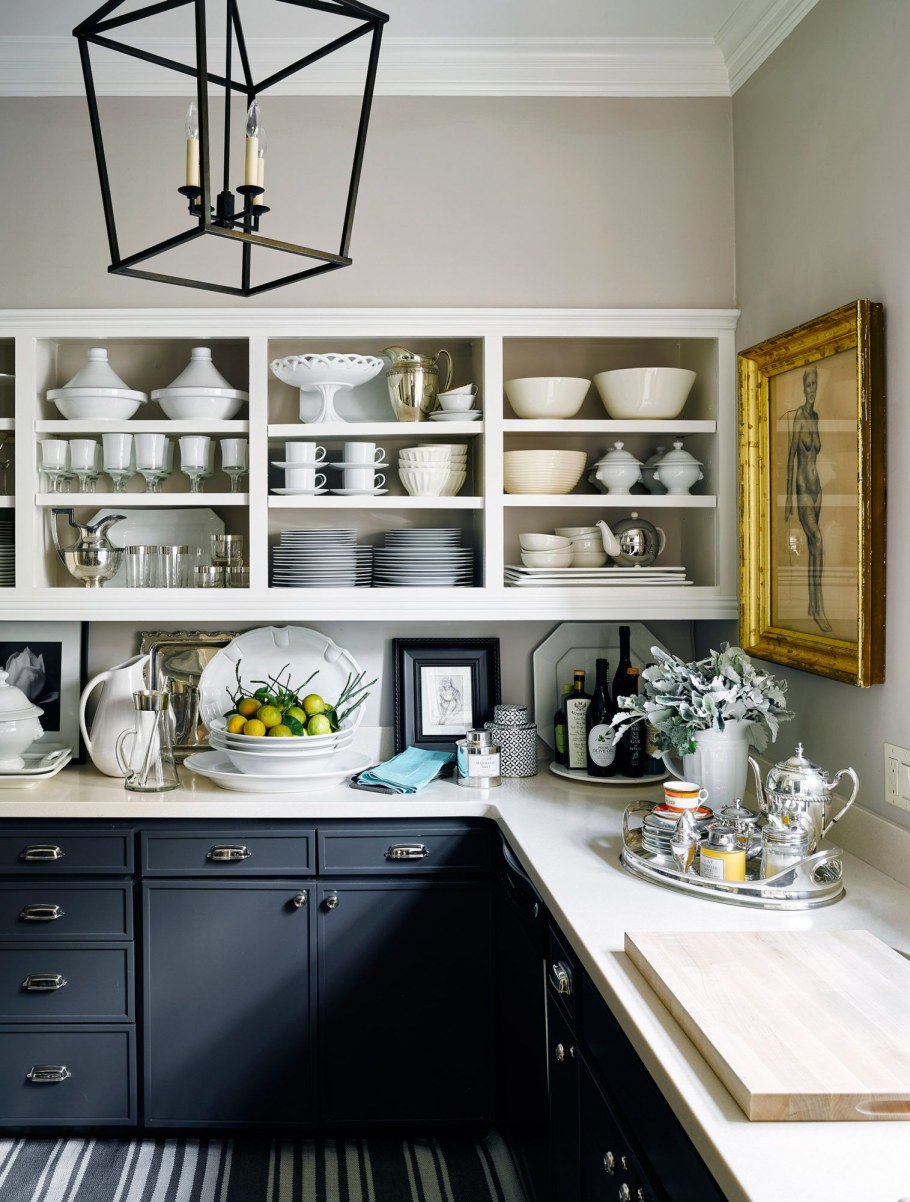 Открытые шкафы на кухне