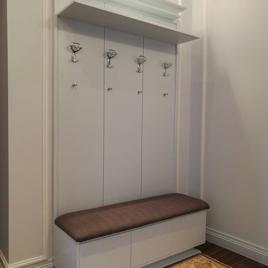 Вешалка с пуфиком в прихожую