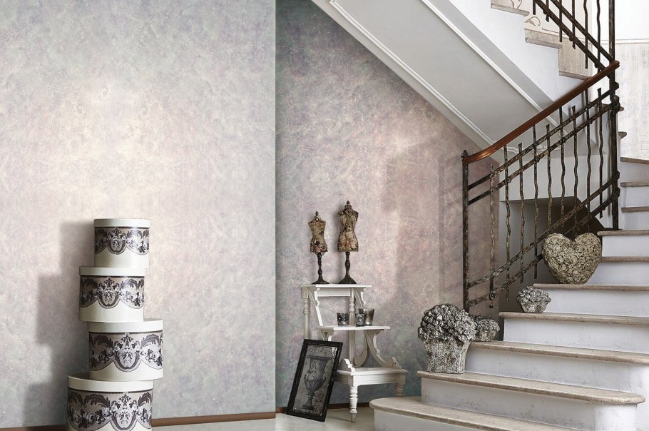 Декоративная штукатурка на лестнице