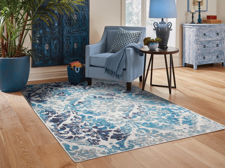 Ковер с голубым оттенком