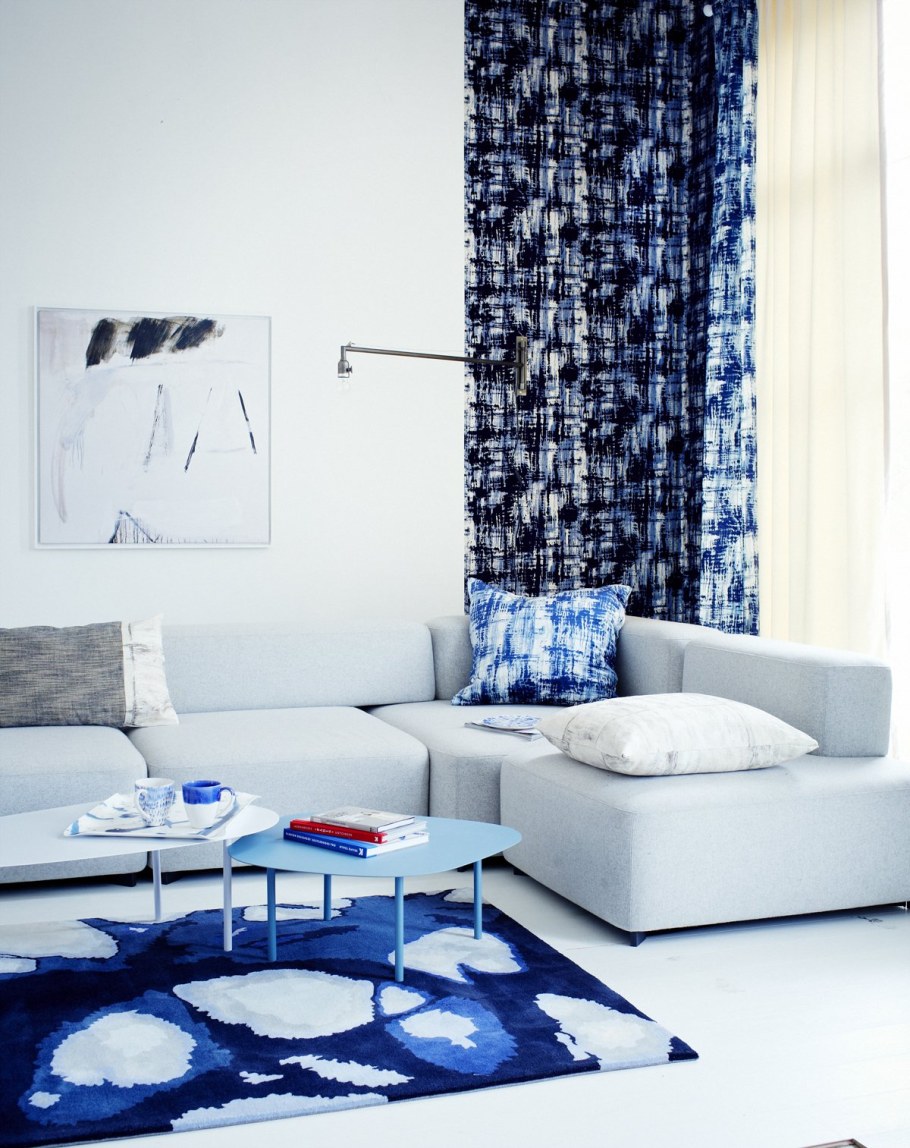 Бело синий интерьер гостиной